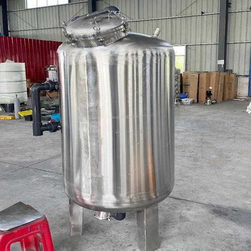 食品级304不锈钢无菌水箱 双层保温纯水箱与超纯水储罐的专业解析